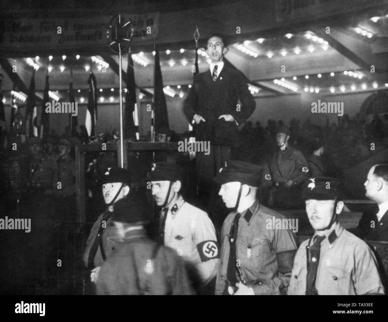 Joseph Goebbels als Gauleiter auf einer Tagung der NSDAP vor 1933 in Berlin. Im Vordergrund Männer der SS, der die Partei die Vorgesetzten der NSDAP bei Veranstaltungen geschützt. Stockfoto