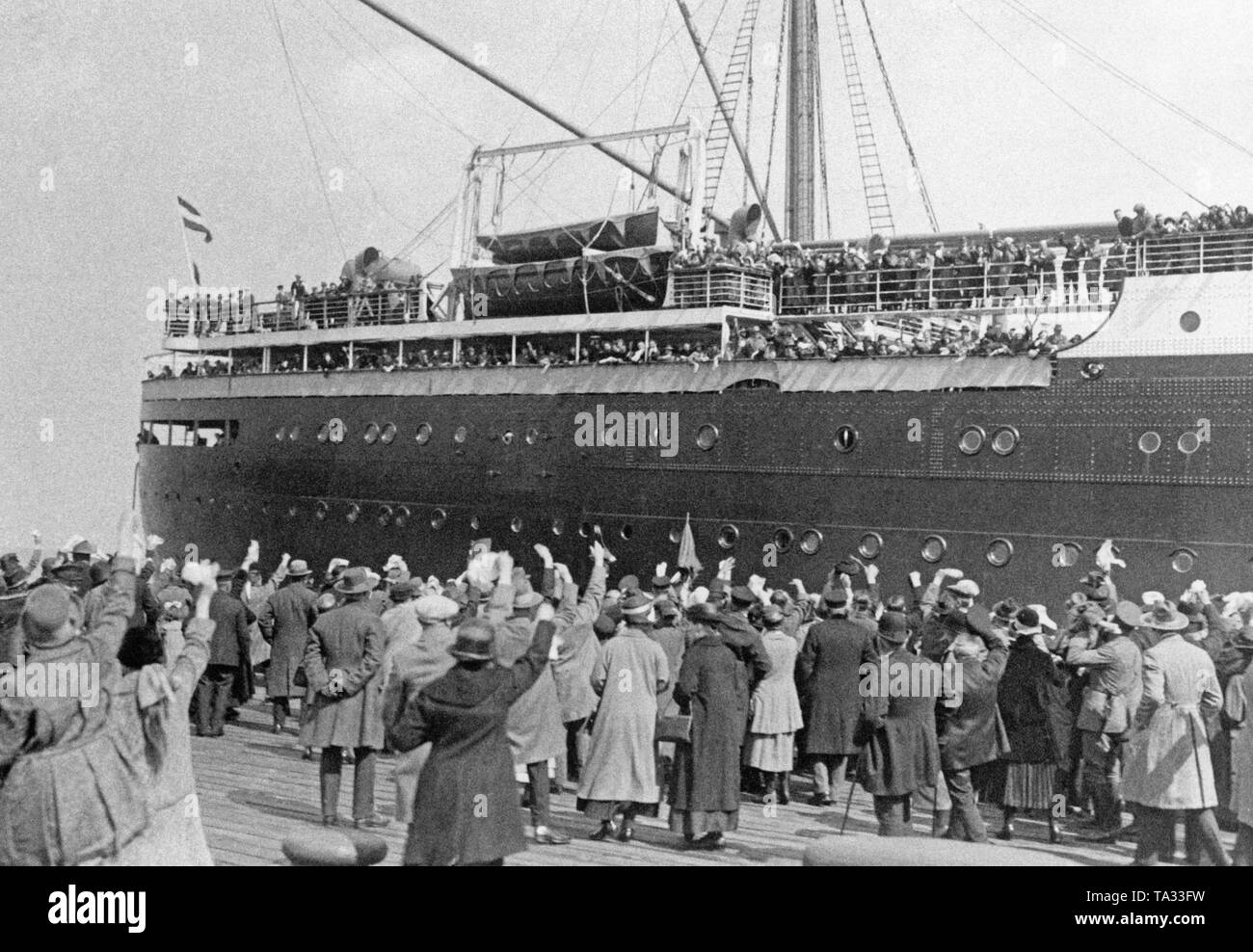 Zuschauer wave zu den Passagieren des Ozeandampfers 'Deutschland' beim Verlassen Cuxhaven. Stockfoto