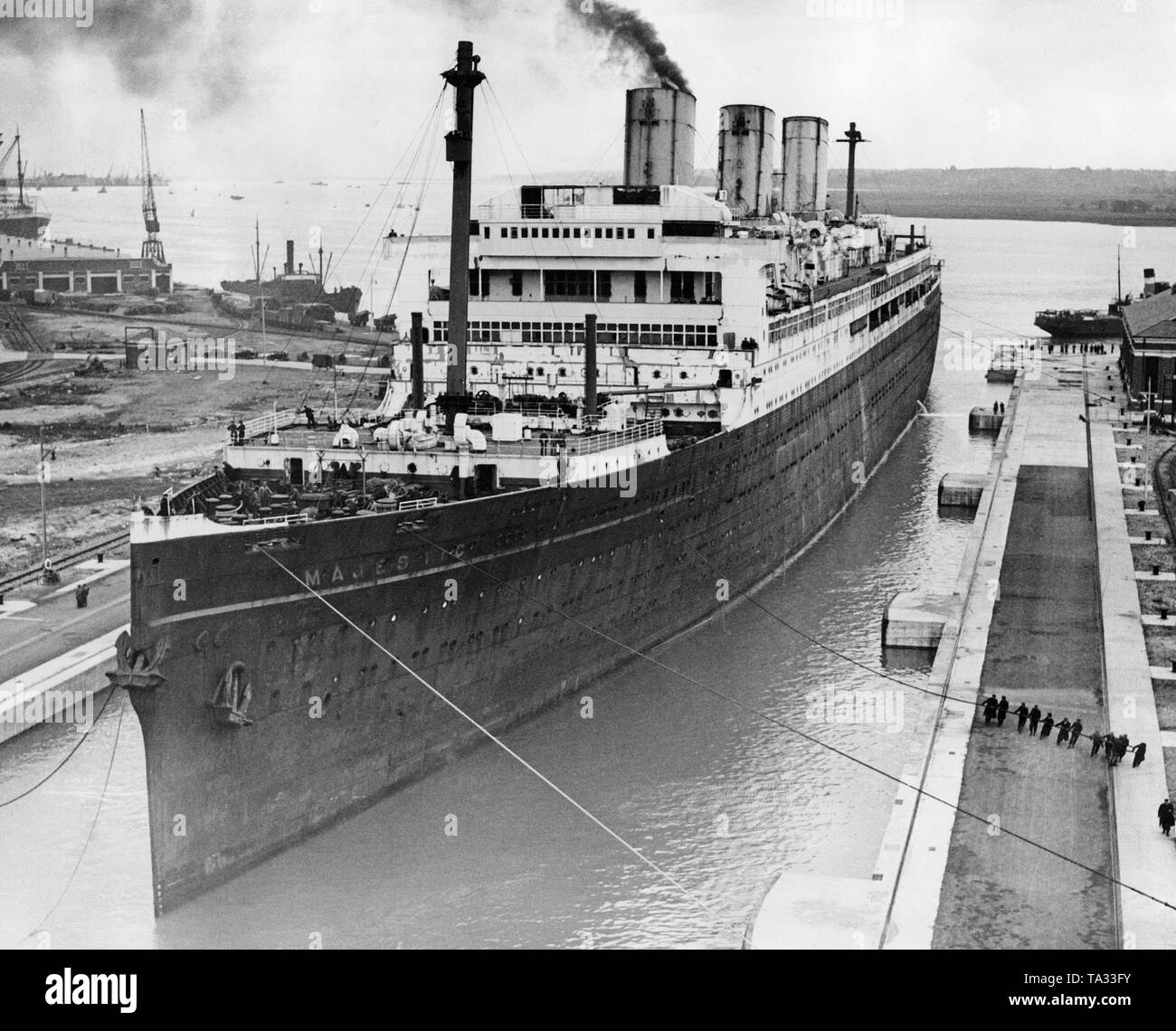 Der Ocean Liner 'Majestic' im Trockendock in Southampton während der Umstellung auf 'Caledonia'. Für die Verlegung des Schiffes nach Rosyth, die Maste und Schornsteine hatte verkürzt werden, so dass sie konnte unter den Brücken über den Firth von weiter bestehen. Stockfoto