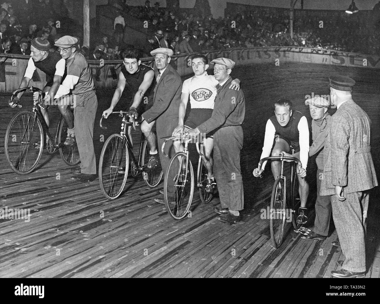 Die Teilnehmer einer Spur Radrennen in der Berlin Arena Ruett sind bereit, das Rennen zu starten. Stockfoto