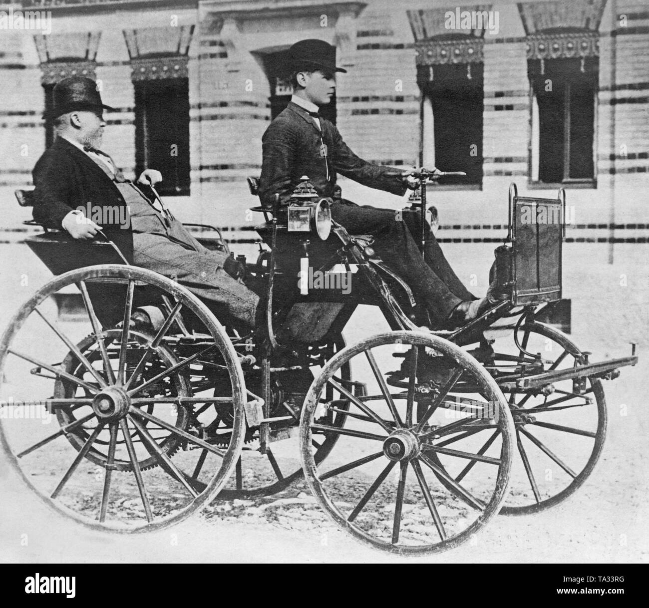 Gottlieb Daimler in seinem Motor wagen. Am Rad, sein Sohn Adolf Daimler