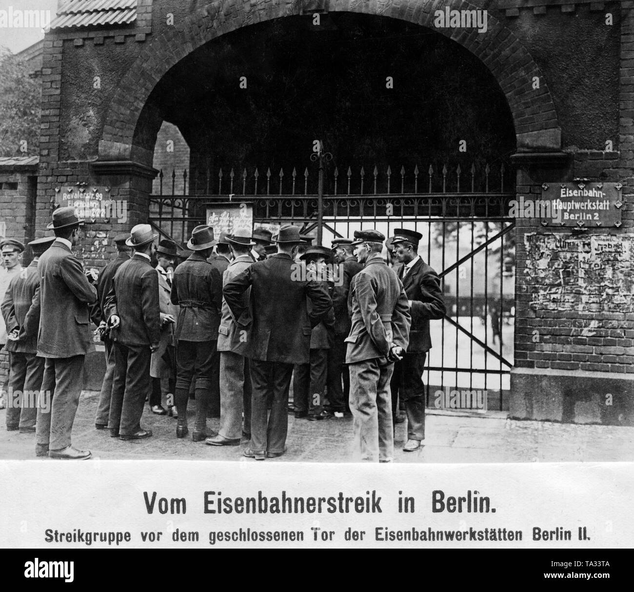 Während die Bahn Streik eine Gruppe von Streikenden guard hält vor dem geschlossenen Tor der Hauptwerkstatt (zentrale Wartung Service) Berlin 2 Revalerstr. 99 (Undatiertes Foto). Stockfoto