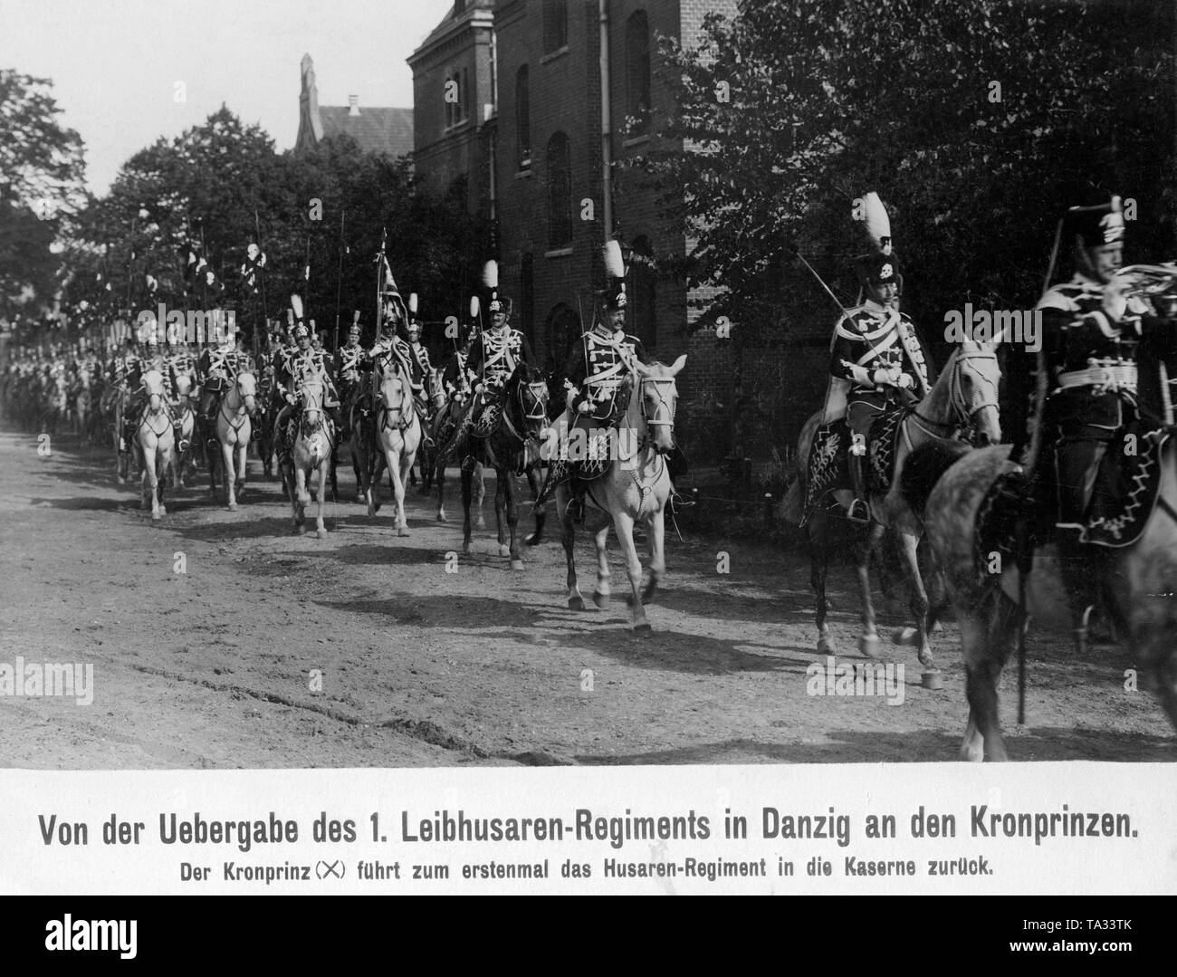 Kronprinz Wilhelm (2. v. r.) gibt die Husaren zum ersten Mal in der kaserne als neuer Befehlshaber der Truppen. Stockfoto