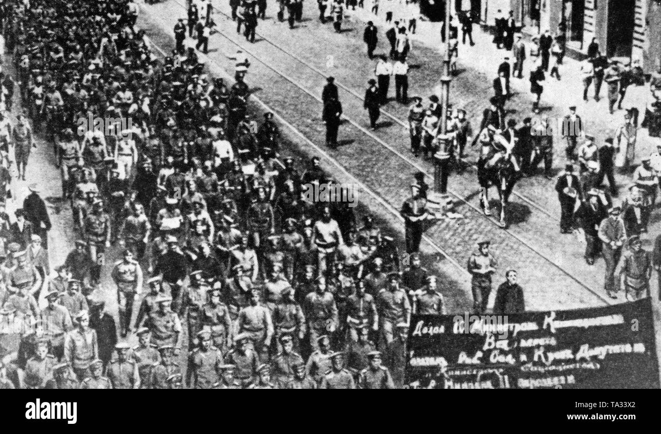 Eine Demonstration der Bolschewiki gegen die Regierung Kerenski. Die Inschrift auf dem Banner lautet: "Selbst mit den 10 Ministern der Kapitalisten. Alle Macht den Räten. ' Stockfoto