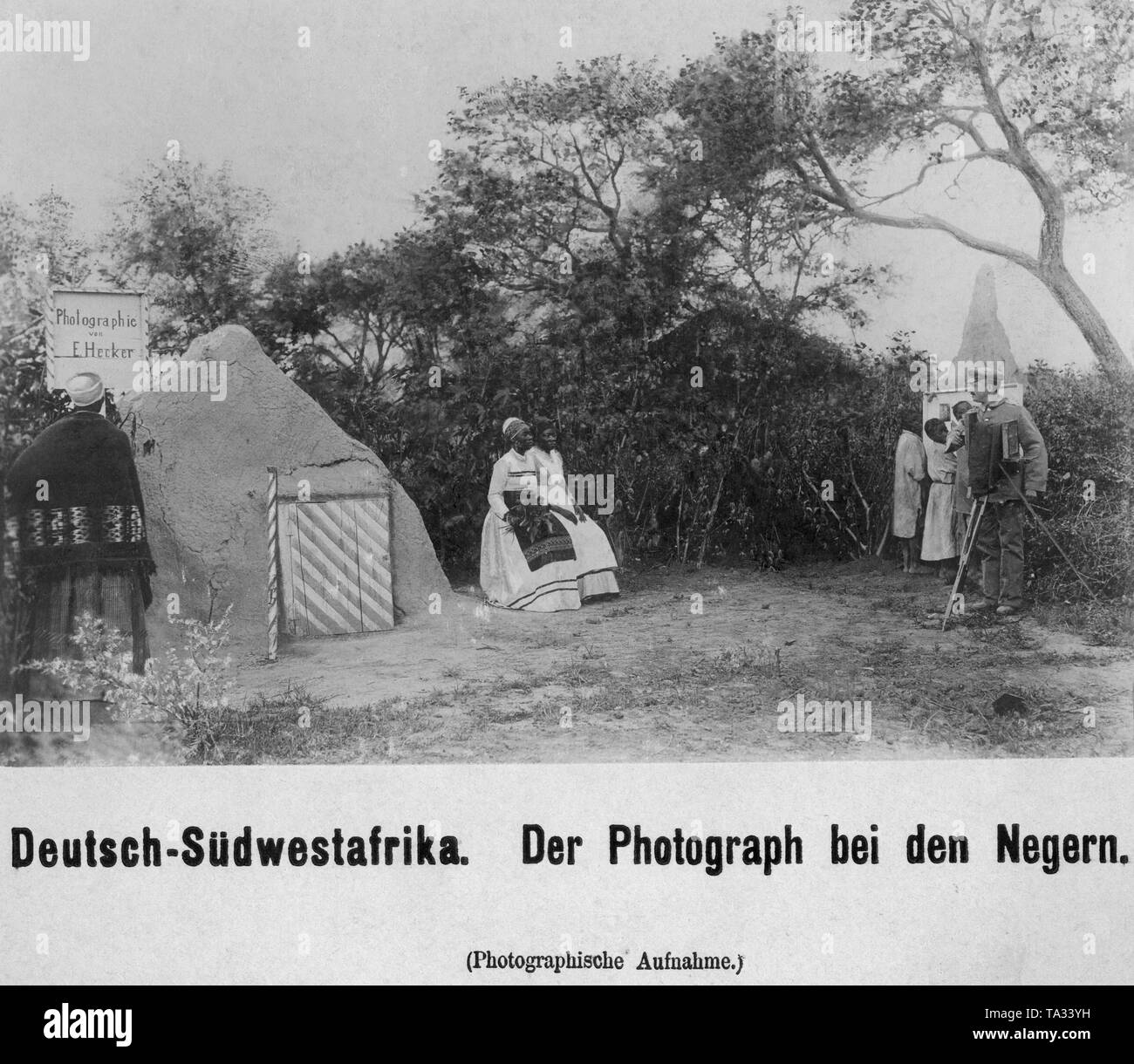 Der Fotograf E.Hecker Fotografien der dortigen Frauen in europäischen Kleidung in Deutsch-südwestafrika. Stockfoto