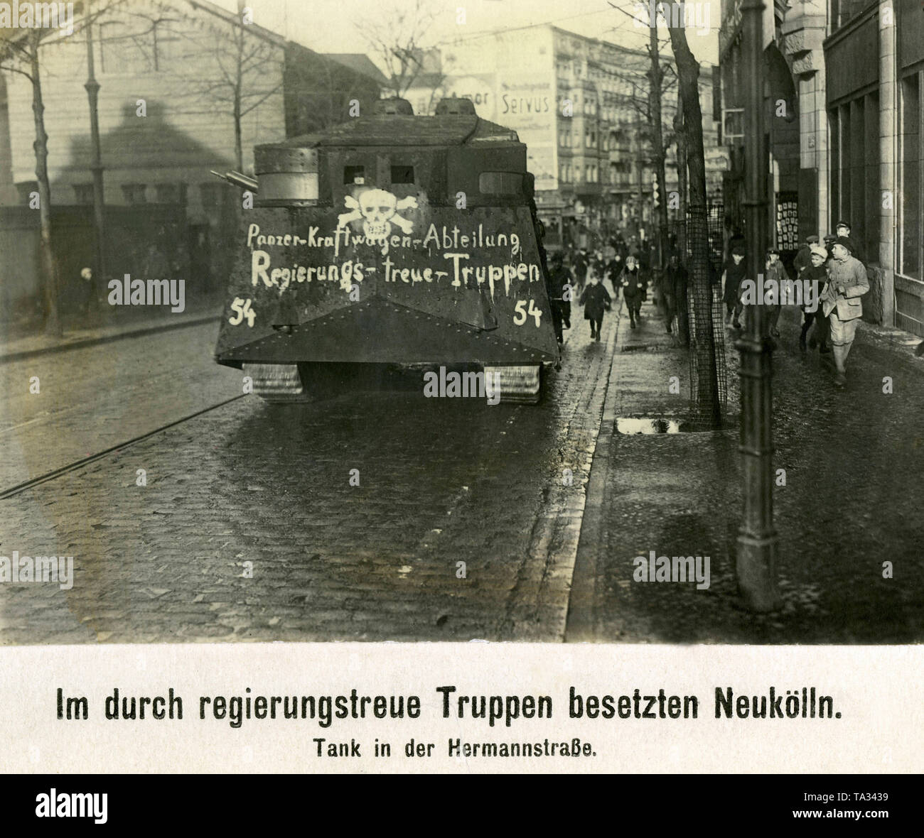 Im Laufe des Januar Aufstand der Regierung loyalen Freikorps Einheiten besetzt Neukölln. Hier die "A7V'Sturmpanzerwagen (Tank) namens 'Hedi', bei der Fahrt durch die Hermannstraße. Die Truppen gehören vermutlich zu Freikorps Reinhard. Stockfoto