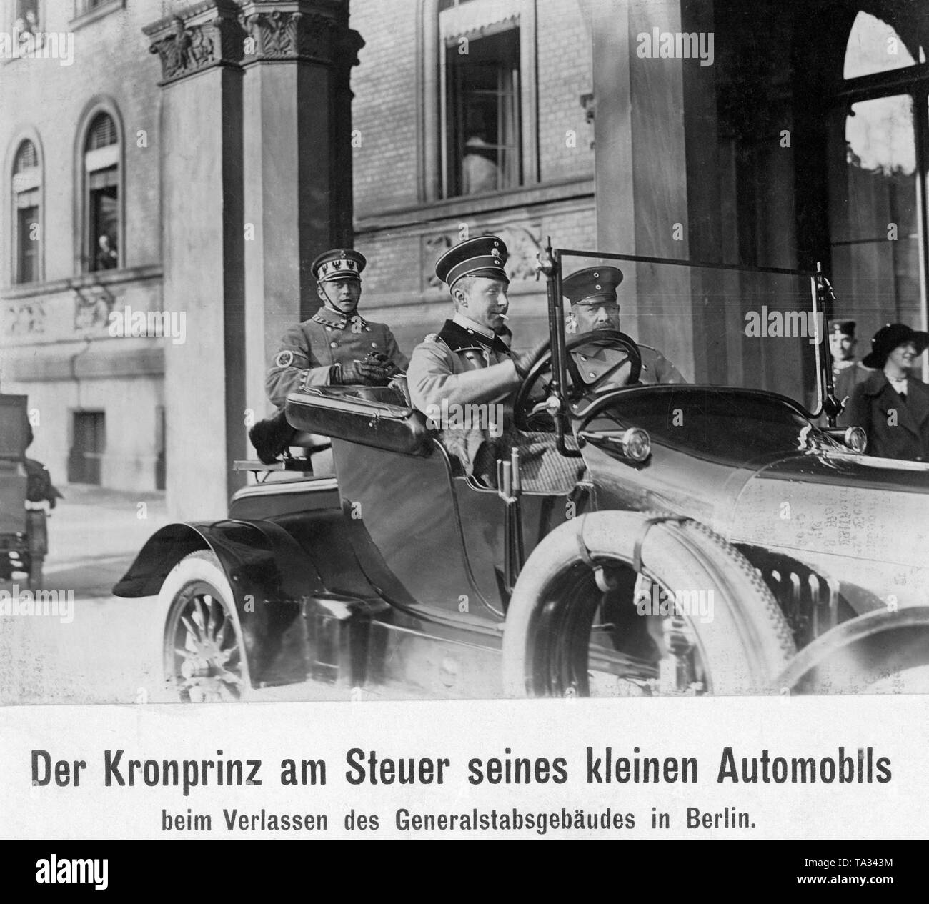 Kronprinz Wilhelm (vorne am Steuer seines Automobils vor der allgemeinen Personal Gebäude links). Stockfoto