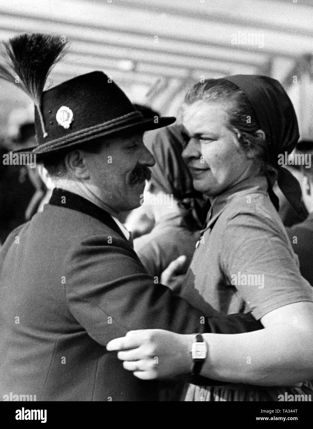 Über 1000 Österreichische Urlauber nehmen teil an der ersten großen Reise der KdF-Schiff "Wilhelm Gustloff" nach dem Anschluss von Österreich. Ein paar aus der Steiermark ist Tanzen zusammen. Stockfoto