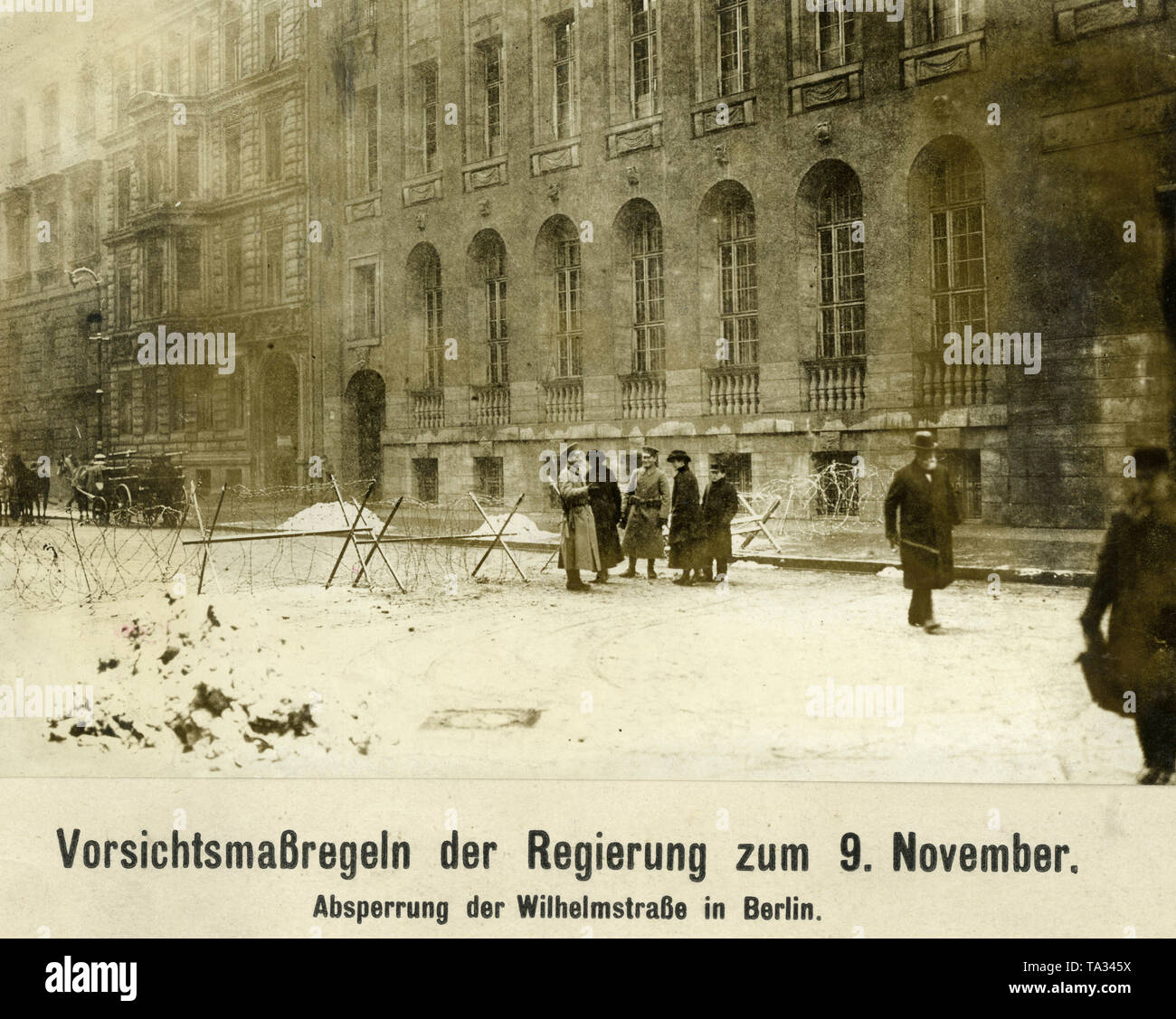 Uniformierte Soldaten abgesperrt Die Wilhelmstraße im Berliner Regierungsviertel (Bezirk Mitte) am 9. November, den Jahrestag der Novemberrevolution 1918. Stockfoto