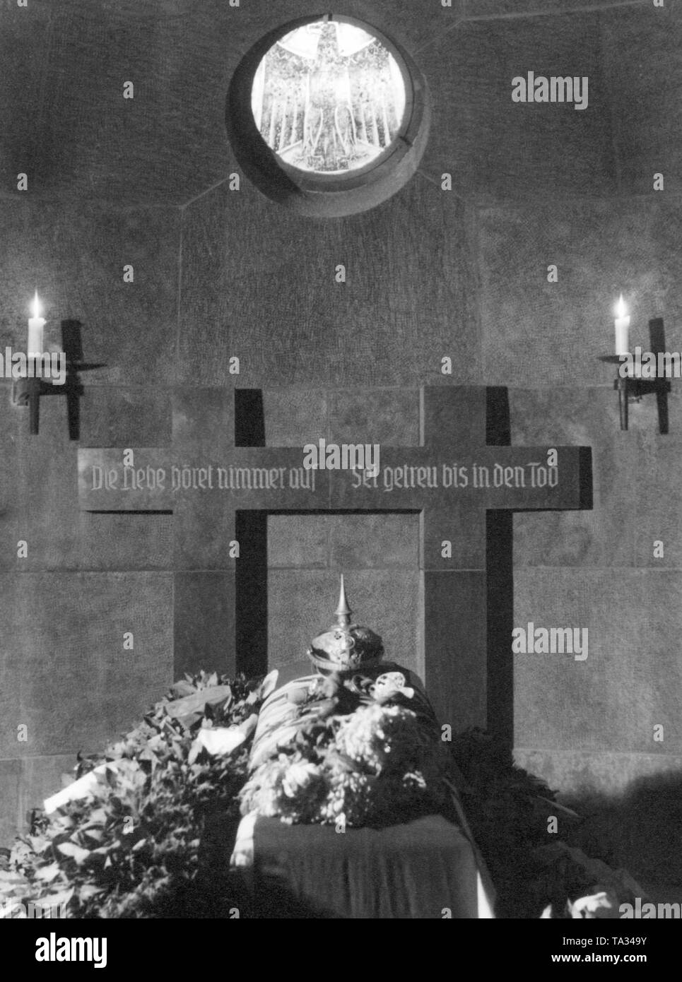 Undatiertes Foto der Krypta 1935 erbaut für Gertrud (links) und Paul von Hindenburg in der "Reichsehrenmal Tannenberg". Kreuz Inschriften "Liebe endet nie" und "Sei getreu bis in den Tod". Stockfoto