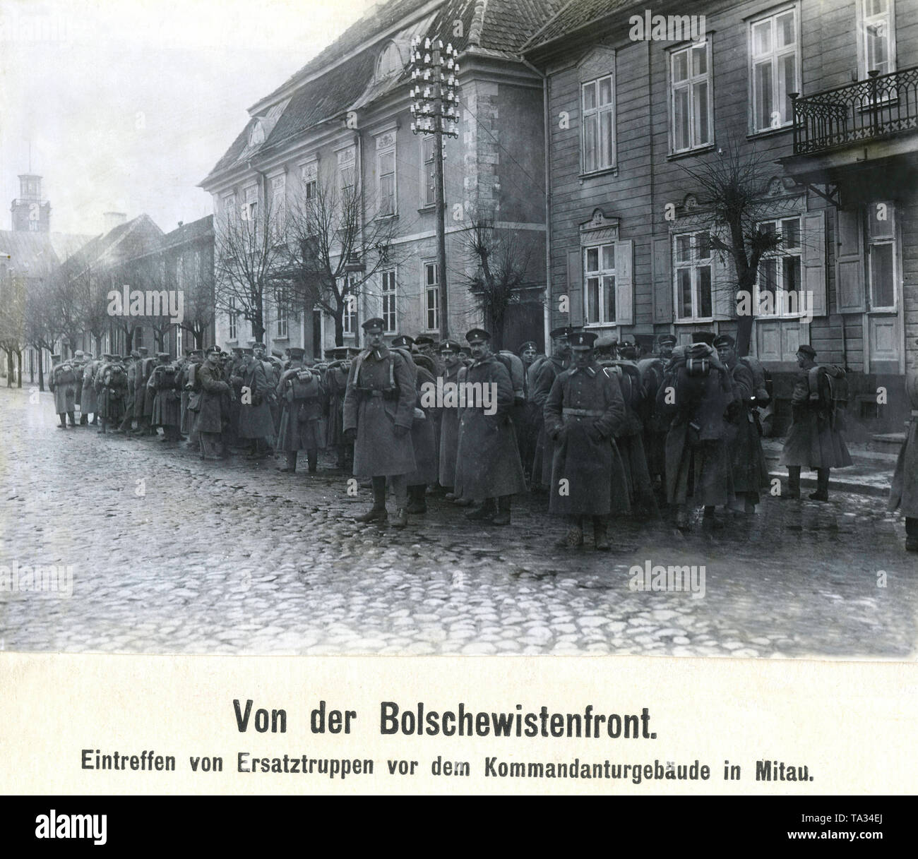 Austausch der Einheiten der Freikorps 'Eiserne Division" Treffen vor der Kommandantur Gebäude in Mitau (Lettisch: Jelgava). Stockfoto