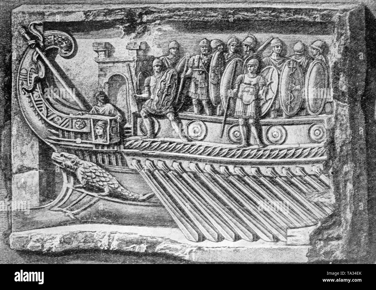 Eine antike Entlastung von der Fortuna Tempel in Praeneste zeigt ein römisches Kriegsschiff mit Crew. Stockfoto