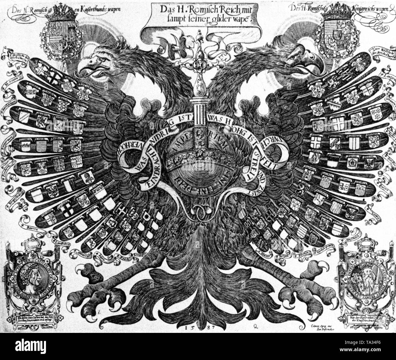Darstellung eines doppelköpfigen Reichsadler (Imperial Eagle) als Quaternion Eagle nach einem Kupferstich von Johann Bussemacher aus Köln. Dies ist ein ideal-typische Darstellung des Reiches in seinem Wappen, ein Doppelköpfiger, Haloed Eagle (mit heiligenschein ausgestattet), die die Stände des Reiches unter ihre Fittiche schützt. Das Motiv ist symmetrisch, die Wappen der deutsche Kaiser und König Rudolf II (1552-1612) an seine Federn auf der rechten Seite abgebildet sind links und rechts des Haloed Köpfe. Das Wappen der Kaiser von Waffen auf der linken Seite führt Kastilien, Aragon, Sicilia, Österreich und Burgund in der Stockfoto