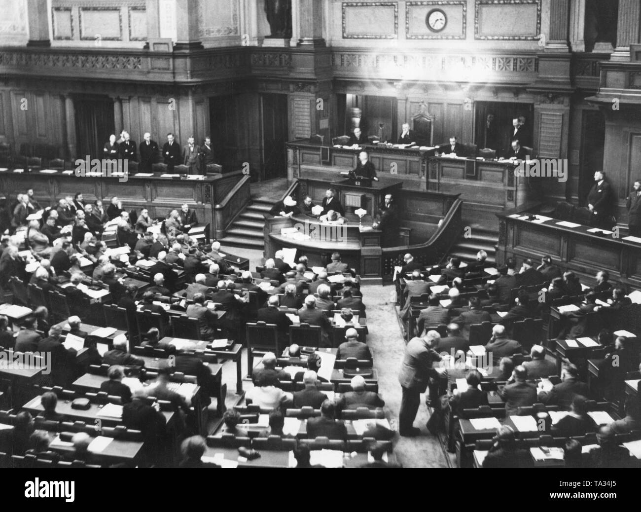 Bei einem Treffen in der Preußischen Landtags, der Abgeordnete und Fraktion führen der NSDAP-Fraktion, Wilhelm Kube, legt eine Bewegung gegen die Brutalität der Polizei. Stockfoto