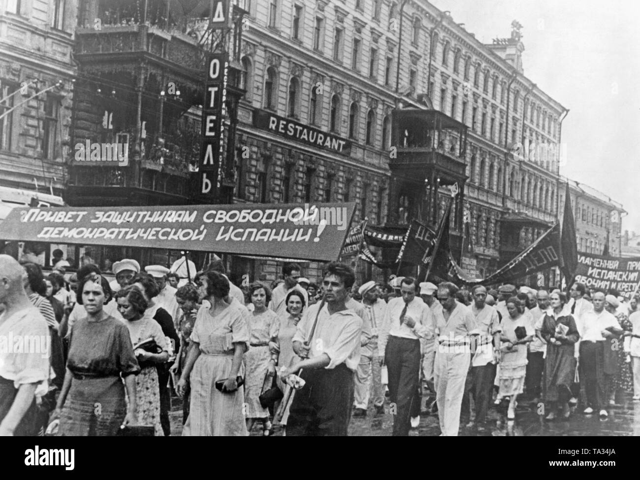 Foto von einem Protestzug durch die Innenstadt von Moskau, Rußland, die Sowjetunion im Sommer 1936. Die UDSSR unterstützt den Kampf der Republikaner gegen die spanischen nationalistischen Putschisten unter General Francisco Franco mit Waffe Lieferungen und freiwilligen Soldaten. Der demokratische Kampf gegen Spanien auf den Plakaten begrüßt wird. Stockfoto