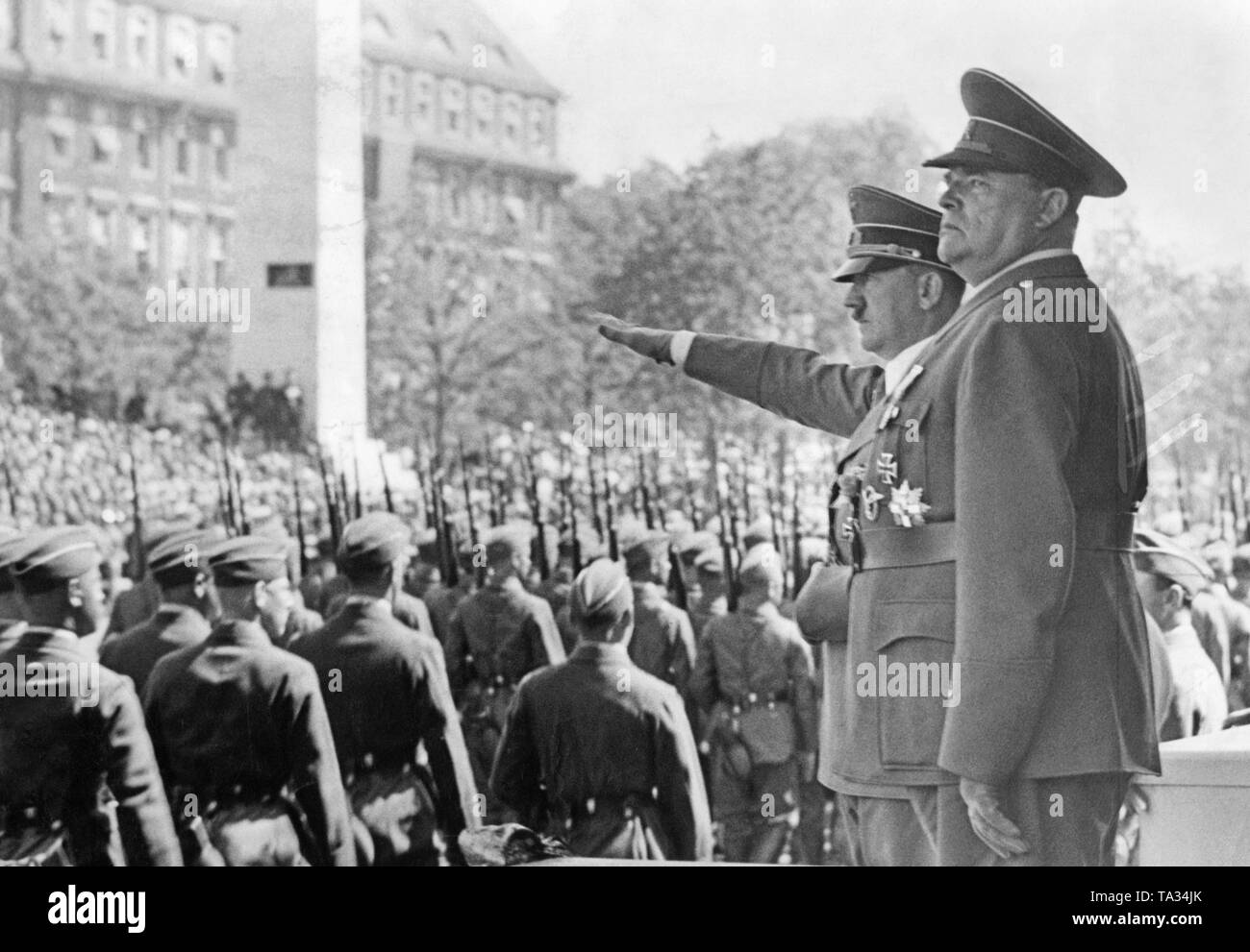 Foto der Führer, Adolf Hitler, die den Hitlergruß zu Die marschierenden Legionäre der Legion Condor auf der Ost-West-Achse (ehemalige Charlottenburger Chaussee, jetzt die Straße des 17. Juni) vor der Technischen Universität am 6. Juni 1939. Neben ihm, der General der Luftwaffe (US Air Force), Hugo Sperrle. Stockfoto