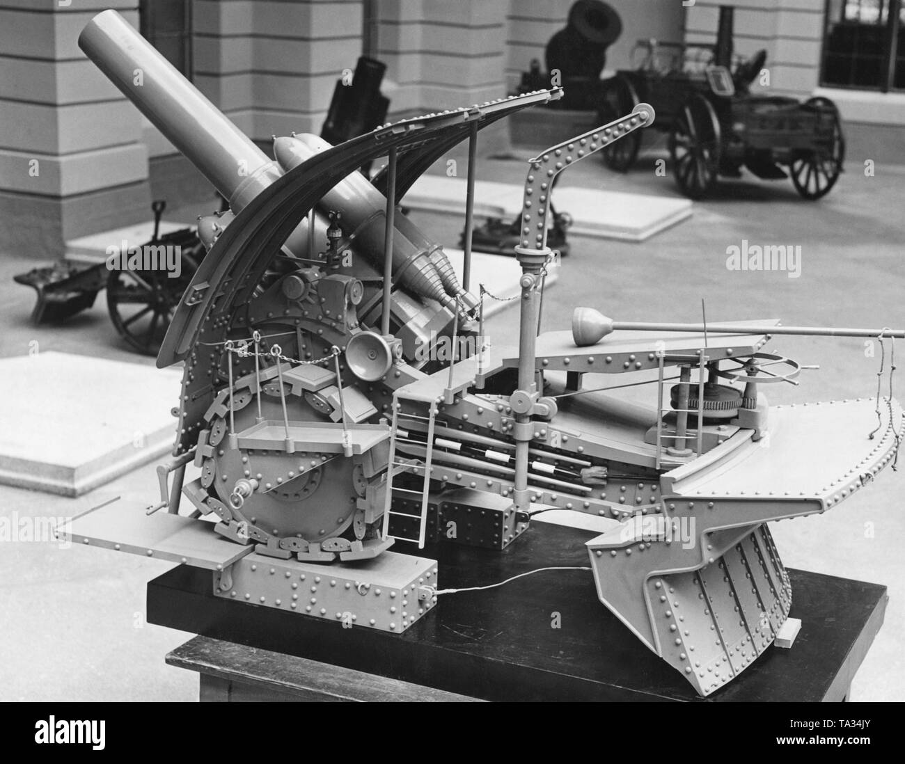 Foto ein Modell der Mörtel cannon 'Dicke Bertha' der Krupp Sorge aus dem Ersten Weltkrieg in der Ausstellung 'Die Front' ('Vorne') im Zeughaus in Berlin. Die 42 cm Haubitze Kaliber 12 L/16" oder "Gamma" war eigentlich als Naval gun geplant, sondern war auch im Ersten Weltkrieg an der Front eingesetzt. Der Transport der 150 Kilo gun benötigt 20 Eisenbahnwaggons und es gab zusätzliche Gleise an der Vorderseite speziell für diesen Zweck. Stockfoto