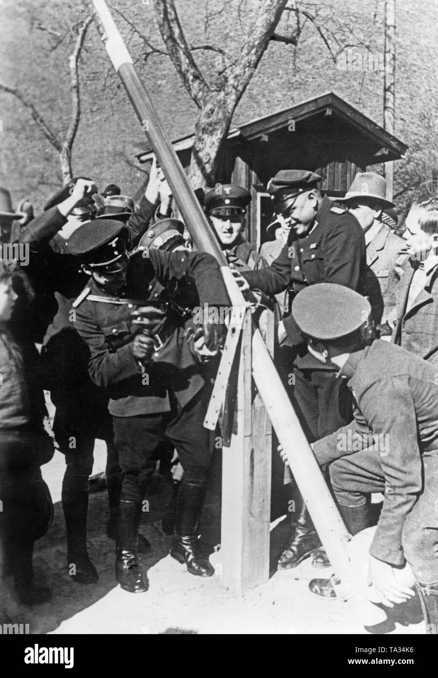 Während der Annexion Österreichs an das Deutsche Reich, die Absperrungen an der Grenze entfernt. Stockfoto