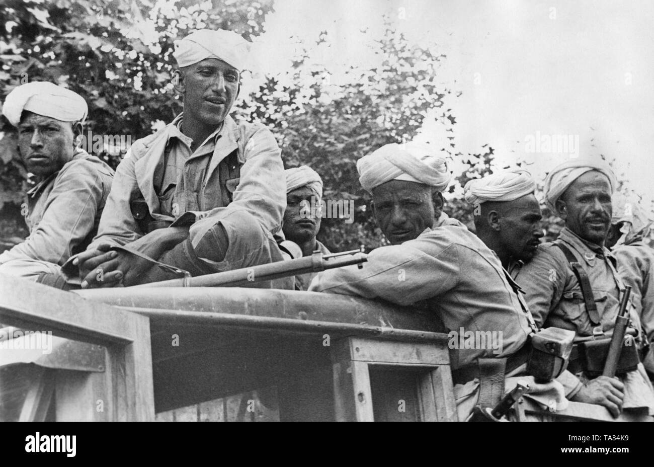 Moro Mitglieder einer Marokkanischen kolonialen Truppen marschieren mit Lkw im südlichen Spanien nach dem Ausbruch des Bürgerkriegs in der zweiten Hälfte von 1936. Stockfoto