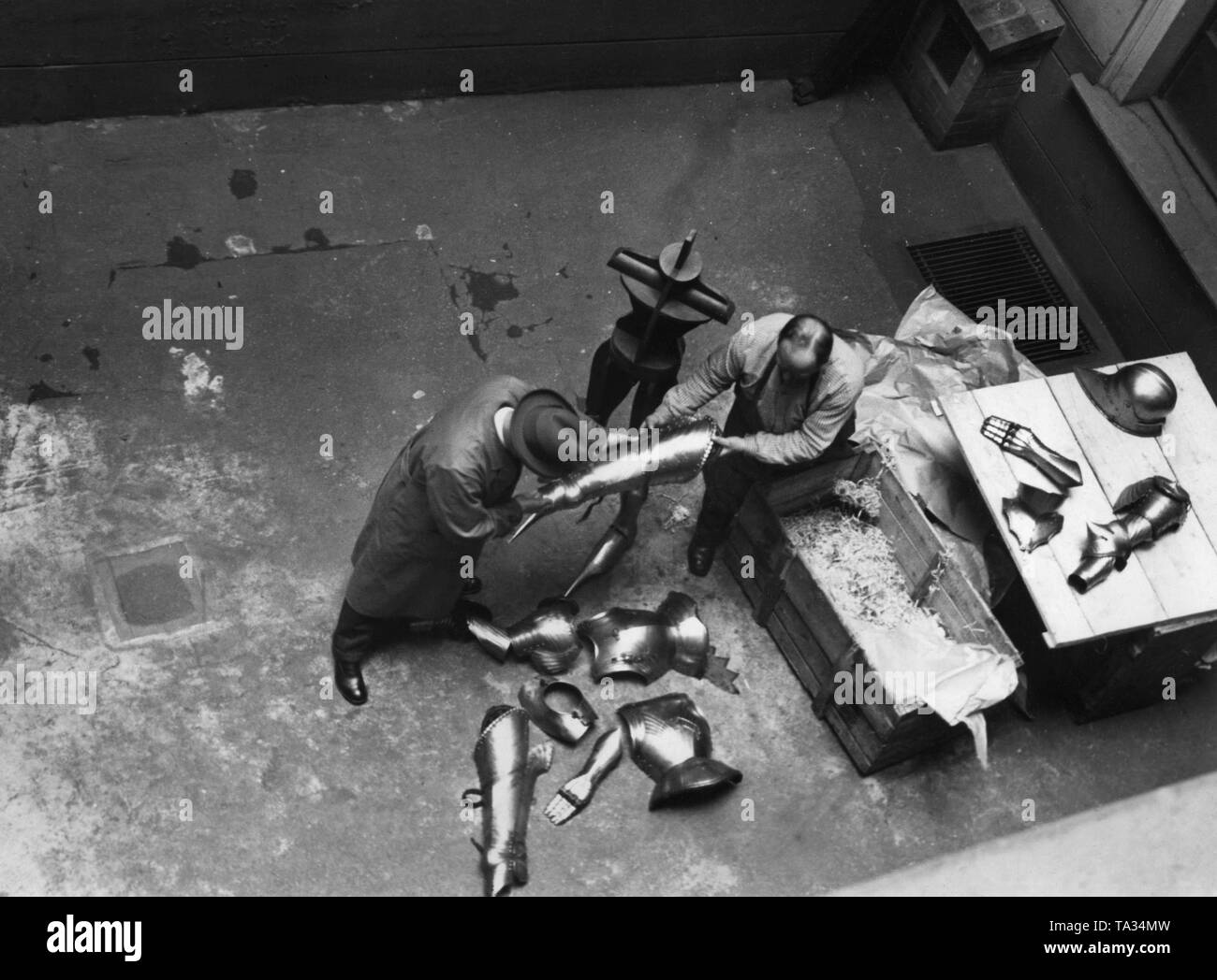 Verarmte manor Lords, distressed Erben der alten Burgen und Mitglieder des Adels verkaufen Ritter Rüstungen an der Berliner Antikmarkt auf Bargeld erhalten. Stockfoto