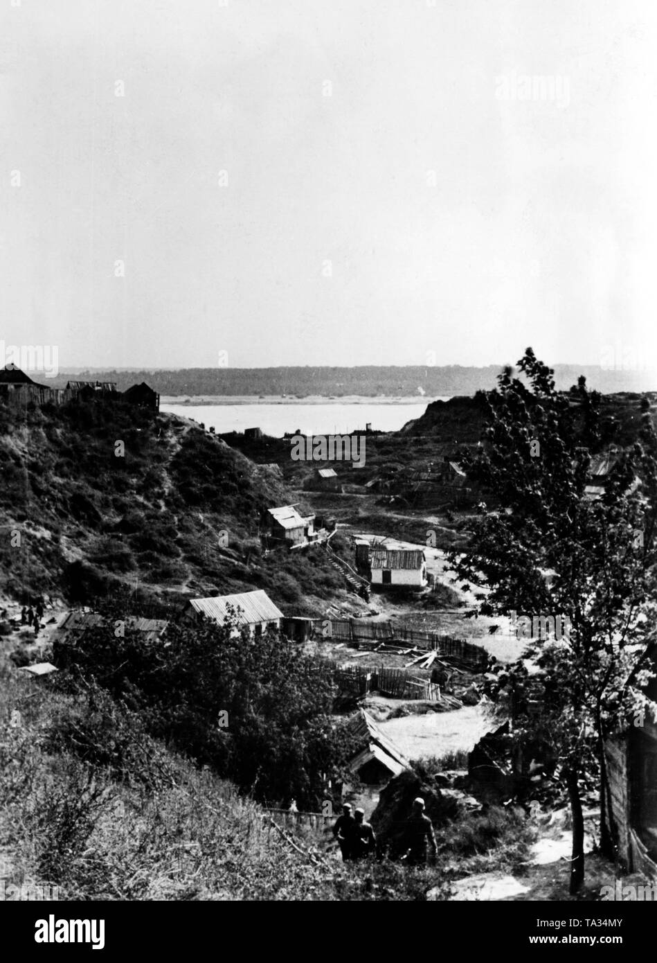 Blick auf eine Siedlung auf der West Bank von der Wolga während der deutsche Vormarsch in Richtung Stalingrad. Stockfoto