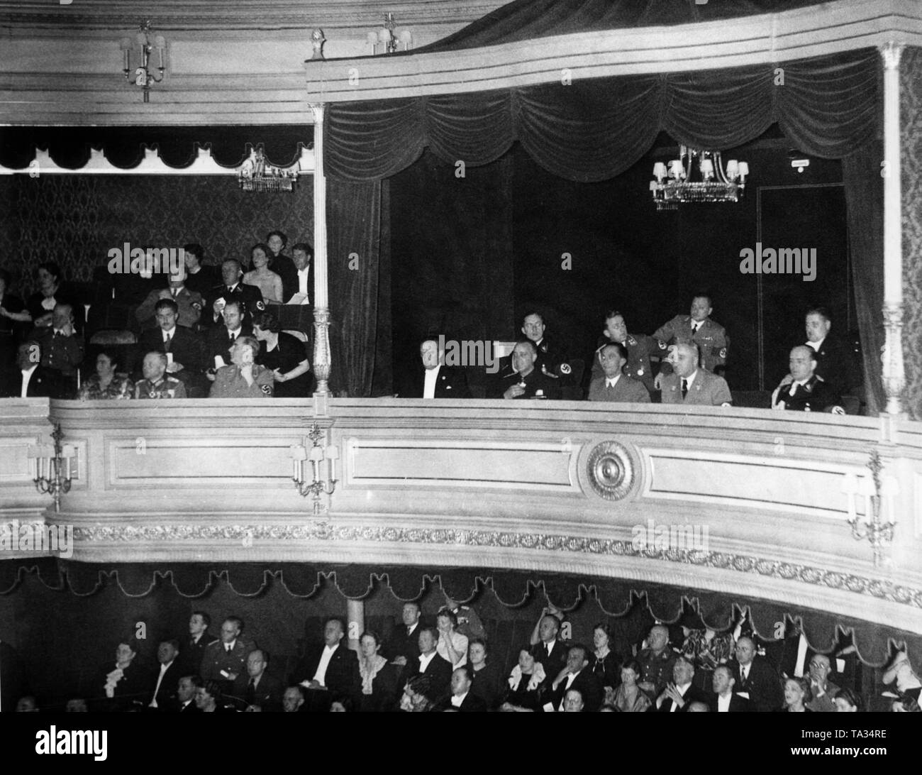 Anlässlich des 5-jährigen Jubiläums der Gründung der NS-Organisation "Kraft durch Freude" ('Stärke durch Freude'), das Spiel 'Minna von Barnhelm" von Gotthold Ephraim Lessing im Deutschen Theater Berlin durchgeführt wird. In der VIP-Loge von links: Bürgermeister Julius Lippert, Kommandant Corrado Puccetti (Generalsekretär des Dopolavoro Oper), Joseph Goebbels, Robert Ley und Staatssekretär Karl Hanke. Auf der linken Seite, Otto Meissner. Stockfoto