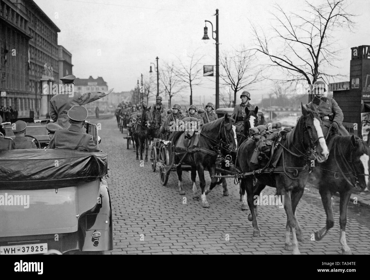 Adolf Hitler grüßt die deutschen Soldaten vor seiner Abreise aus Prag. Die erste slowakische Republik wurde auf Hitlers Befehl im März 1939 gegründet, und Böhmen und Mähren wurden von der Wehrmacht besetzt. Stockfoto
