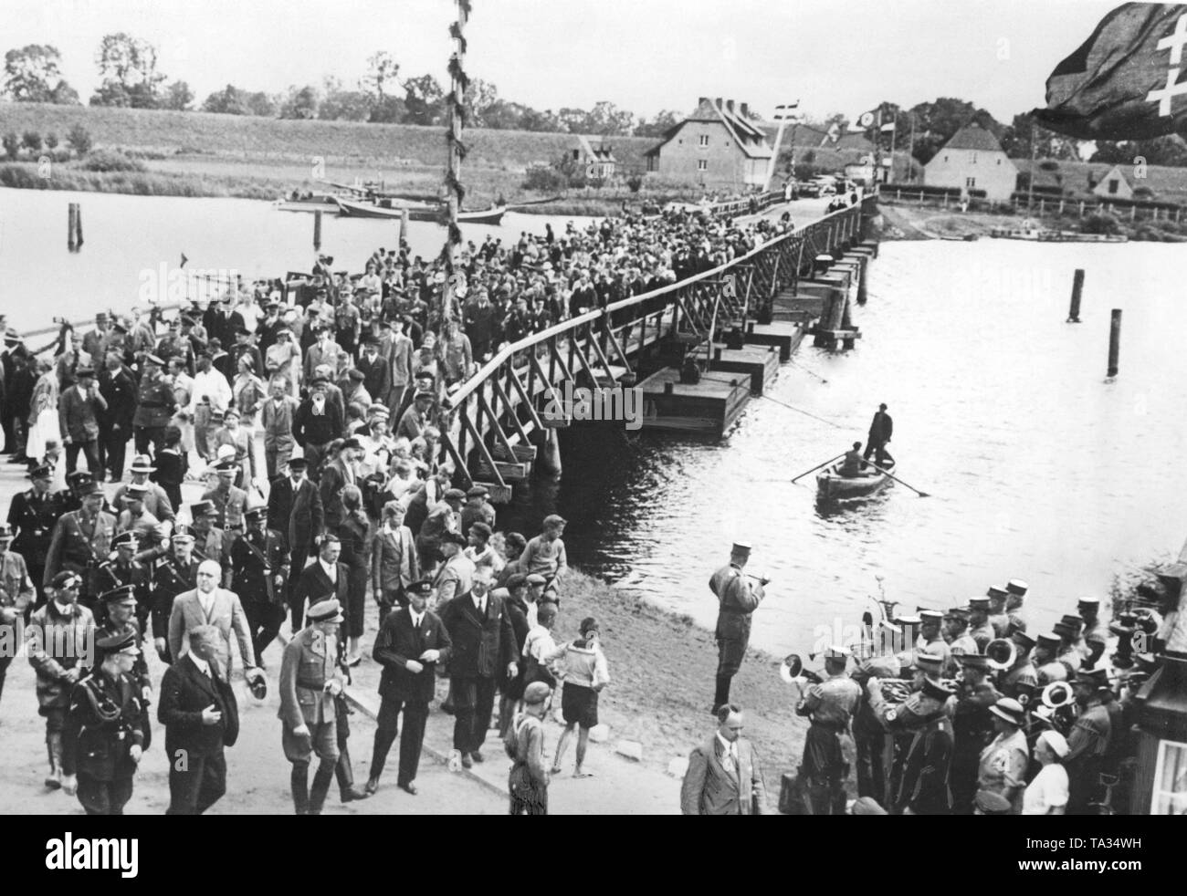 Foto von militärischen und politischen Ehrengästen, die über einen neu eröffneten Brücke über den Fluss Fluß Nogat in der Nähe von Marienburg. Das Ufer auf dieser Seite bildet die Grenze zwischen der Freien Stadt Danzig. Auf der anderen Seite ist die Grenze von Deutschland. Stockfoto