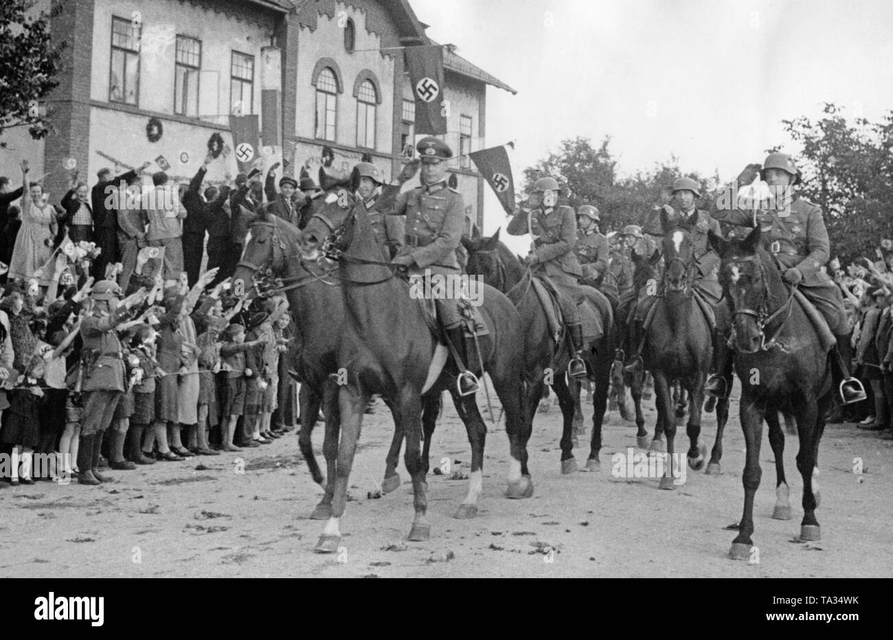 Personal Offiziere der deutschen Truppen März in Weidenau (heute Vidnava, Zone IV) am 6. Oktober 1938. Die Menschen grüßen Sie mit den Hitlergruß. Stockfoto