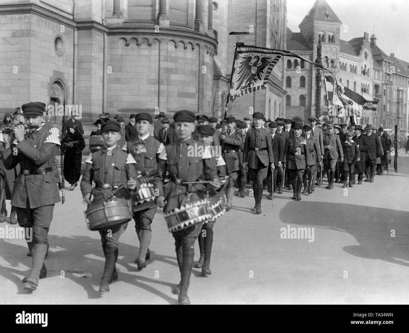 Die so genannte "Reichsblock", bestehend aus rechts-konservativen Parteien wie die DNVP, während einer Großkundgebung für ihren Kandidaten Paul von Hindenburg, hier an der Kaiser-Wilhelm-Gedächtniskirche. Stockfoto