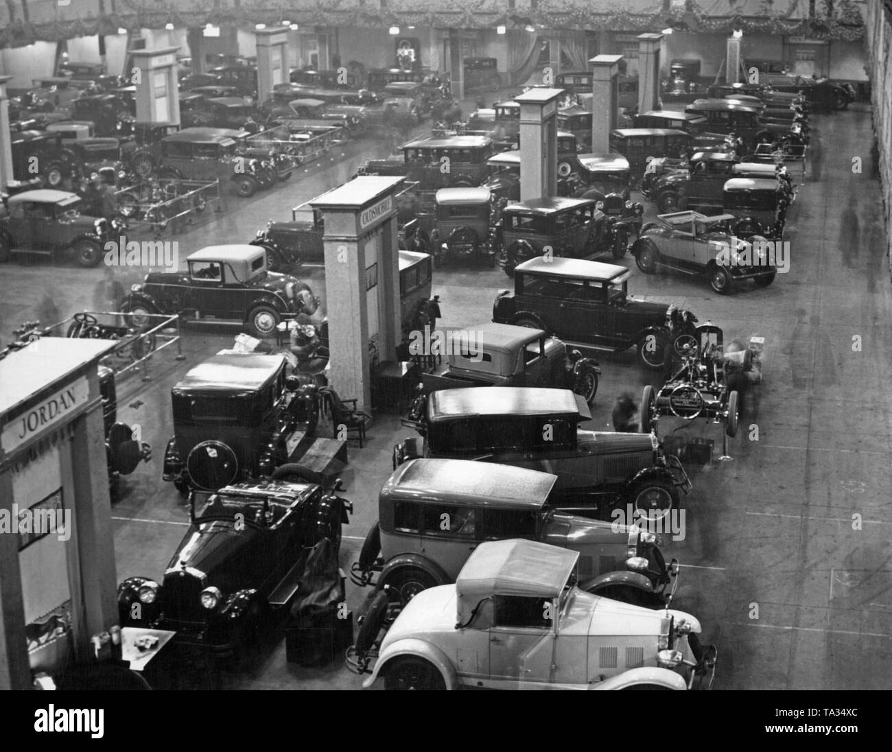 Überblick über eine Ausstellungshalle der New York International Auto Show, die in der Grand Central Palace in 1927. 39 Hersteller ihre Fahrzeuge ausgestellt. Stockfoto