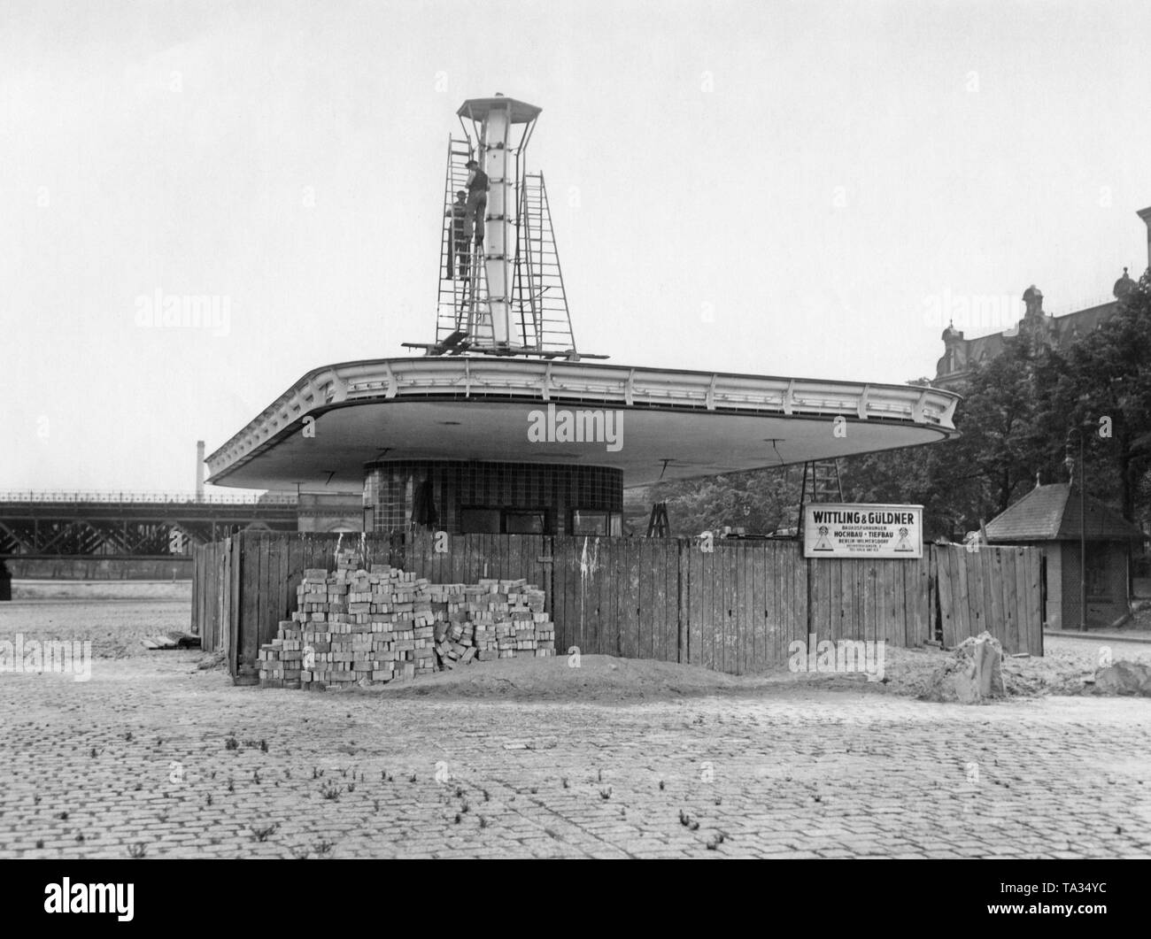 Eine Tankstelle in Berlin im Bau. Um 1930 ist die Zahl der Tankstellen wuchs schnell. Stockfoto