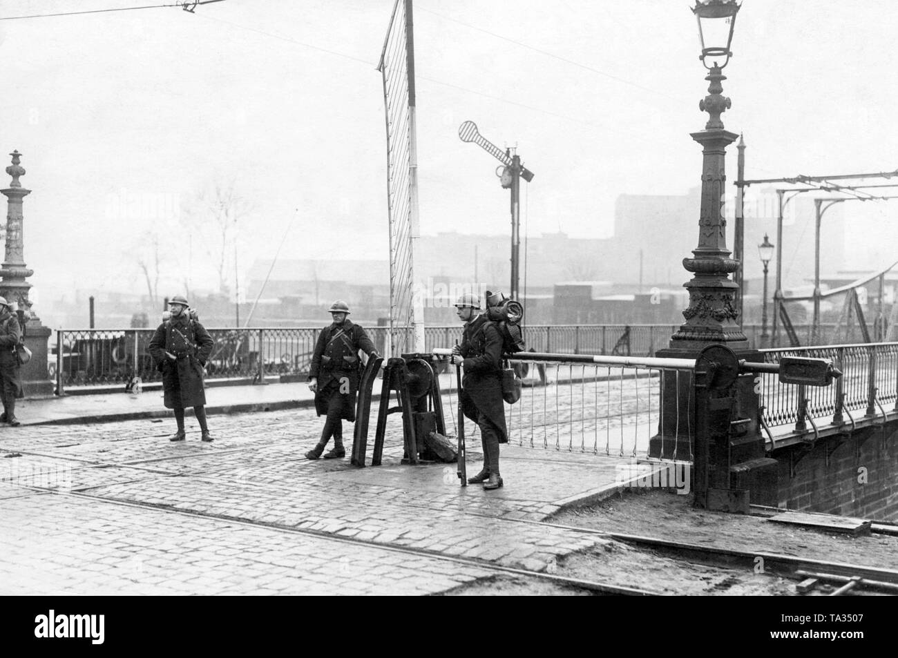 Die Franzosen besetzten deutschen Gebieten immer wieder die Zahlung von Reparationen zu zwingen. Hier gibt es die Soldaten, die die Brücke Block über dem Neckar bei Mannheim (Undatiertes Foto). Stockfoto