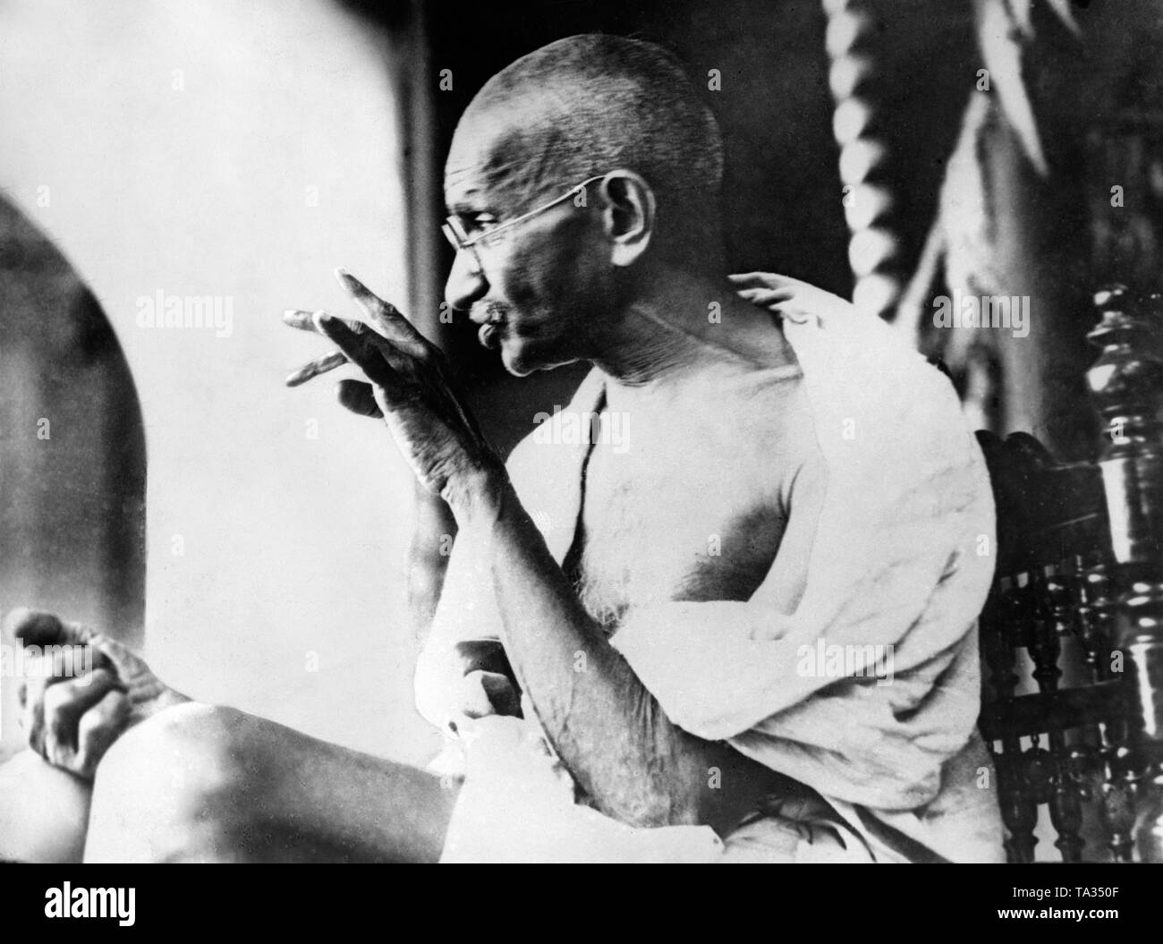 Mahatma Gandhi spricht mit seinem Anhänger vor dem Indien Konferenz am Runden Tisch. Gandhi wurde mehrmals für den Friedensnobelpreis nominiert während seiner Lebenszeit. Stockfoto