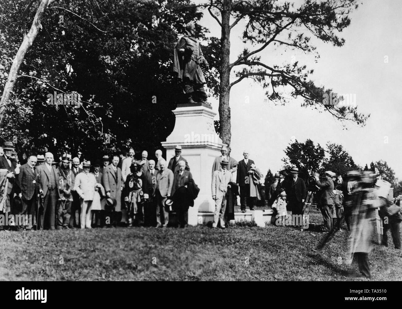 Eine britische Delegation vor der John Smith Memorial in Jamestown, Virginia als Teil der Feierlichkeiten zum 320. Jahrestag der Gründung der Stadt am 24. Mai 1927. Der Standort war die erste dauerhafte englische Siedlung in Nordamerika. Stockfoto