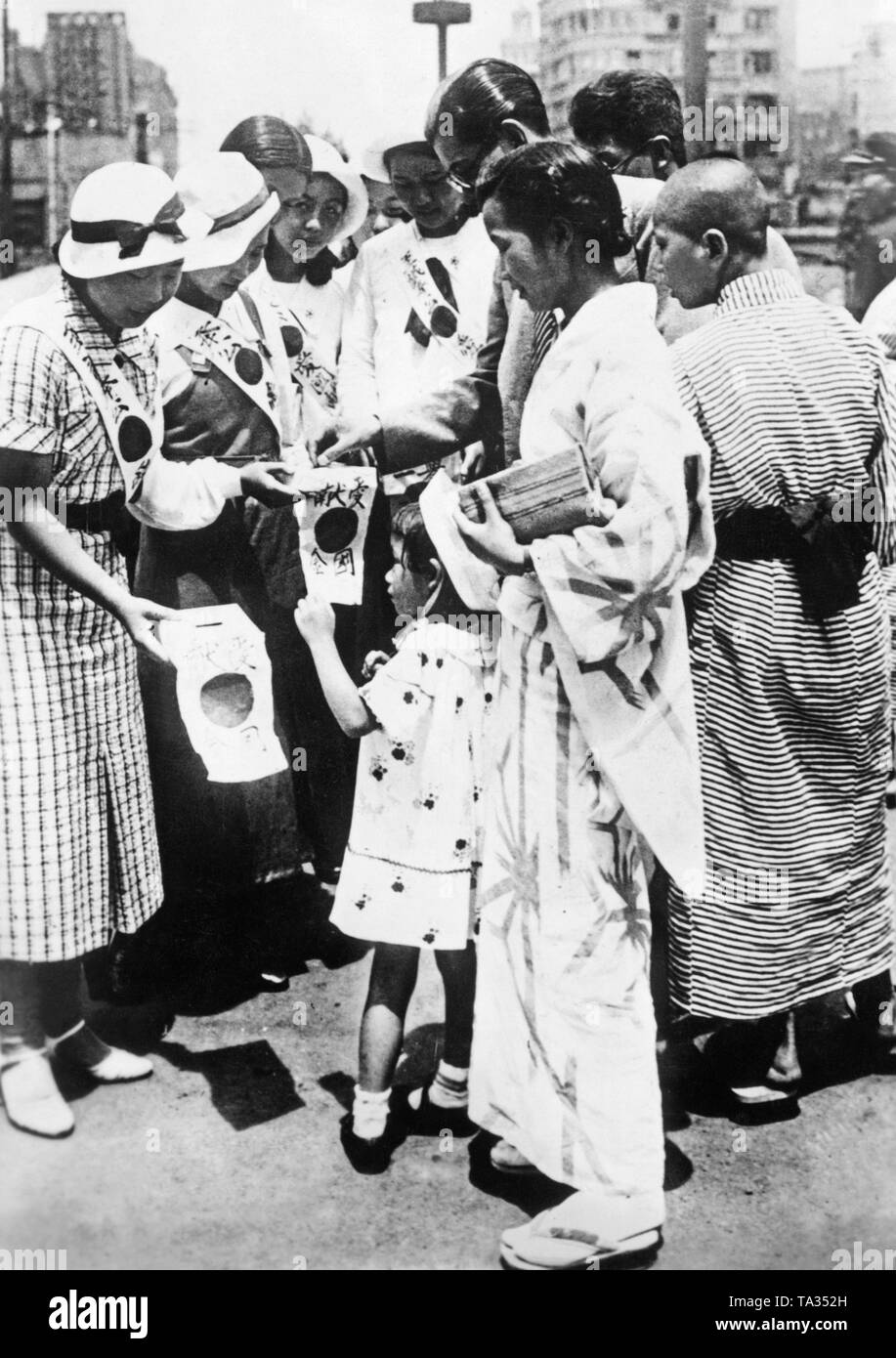 Eine Gruppe von Frauen gehen in den Straßen von Tokio und Spenden für das zweite Japanese-Chinese Krieg sammeln. Stockfoto