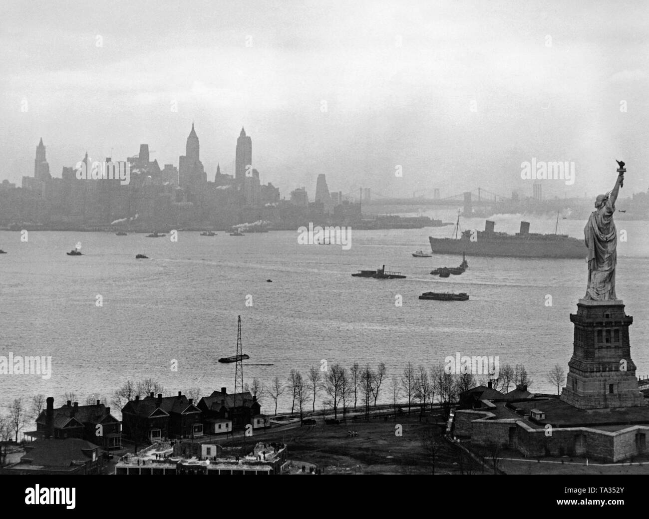 Die "Queen Elizabeth" erreicht den Hafen von New York. Ab 1940, der Ocean Liner diente als Truppentransporter für die Royal Navy. Stockfoto