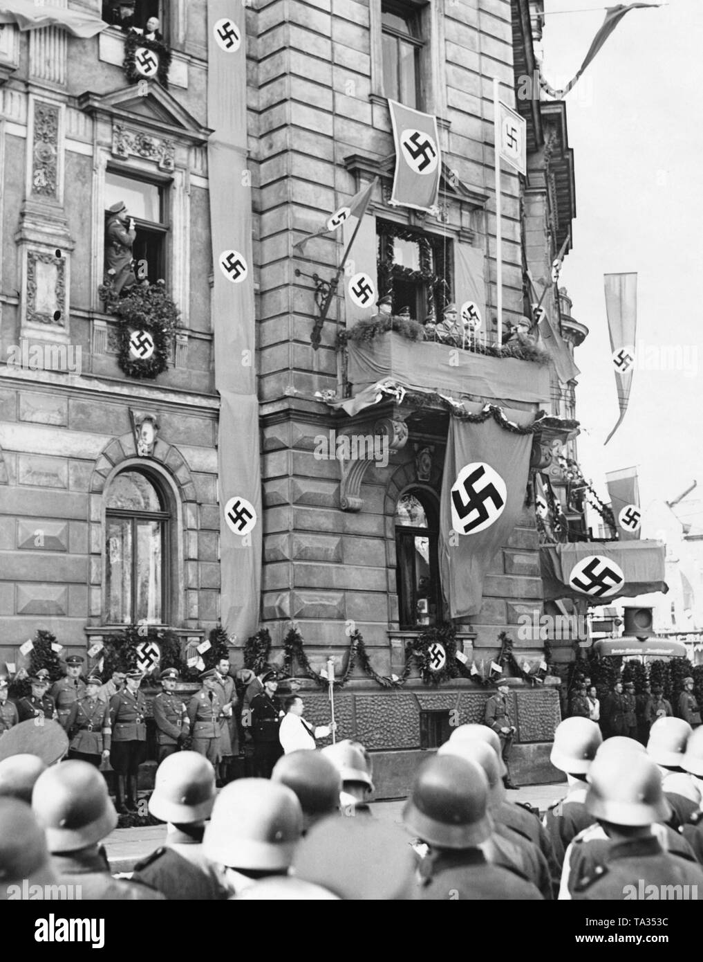 Adolf Hitler auf dem Balkon des Rathauses in Jaegerndorf (heute Krnov) am 7. Oktober 1938, während einer Rede während der Besetzung des Sudetenlandes. Stockfoto