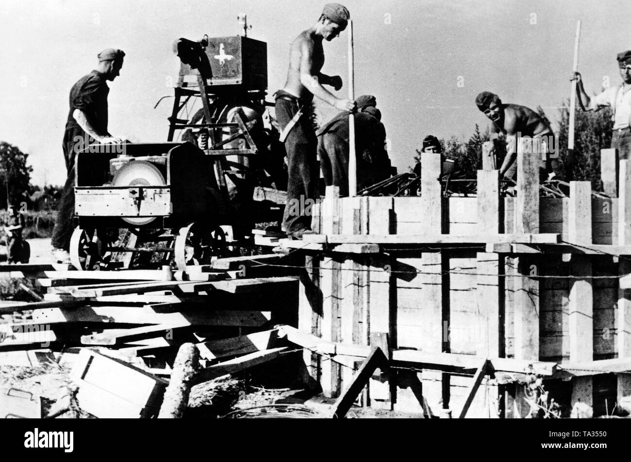 Deutsche Soldaten sind der Aufbau einer Holz- MG stehen südlich vom See Ilmensee. Foto der Propaganda Firma (PK): kriegsberichterstatter von der Becke. Stockfoto