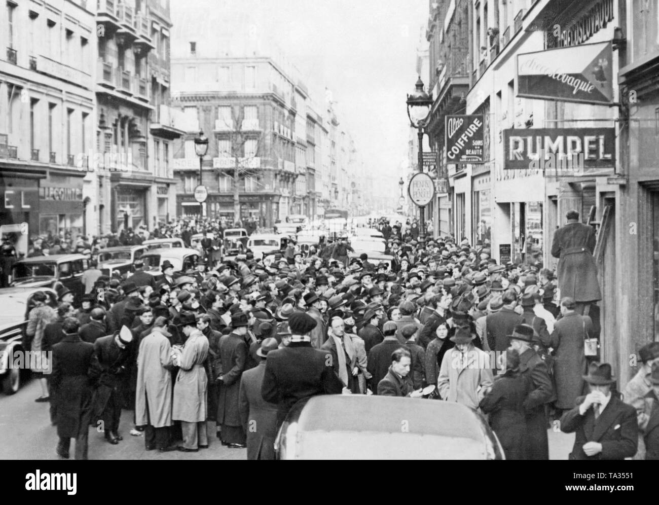 Tschechen und Franzosen versammelt sich vor der Tschechischen Fremdenverkehrsbüro in Faubourg, Paris. Sie sammeln sich um eine Karte von der Tschechoslowakei. Im März 1939, die erste slowakische Republik war auf Hitlers Befehl gegründet, und Böhmen und Mähren wurden durch die Wehrmacht gefangengenommen. Stockfoto Tschechen und Franzosen versammelt sich vor der Tschechischen Fremdenverkehrsbüro in Faubourg, Paris. Sie sammeln sich um eine Karte von der Tschechoslowakei. Im März 1939, die erste slowakische Republik war auf Hitlers Befehl gegründet, und Böhmen und Mähren wurden durch die Wehrmacht gefangengenommen. Stockfoto