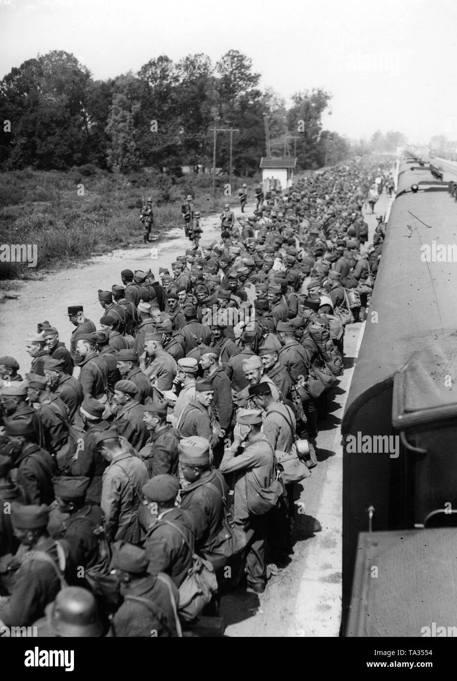 Französische Kriegsgefangene, die aus gesundheitlichen Gründen aus der Gefangenschaft entlassen wurden und nun abgeschoben werden, kommen in Chalon-sur-Saone an der deutsch-französischen Demarkationslinien. Stockfoto