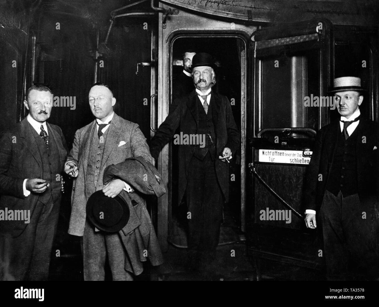 Reichskanzler Fehrenbach (Mitte) mit Mitgliedern der Regierung auf seiner Reise nach Spa, wo die Höhe der Reparationsleistungen diskutiert wurden. Stockfoto