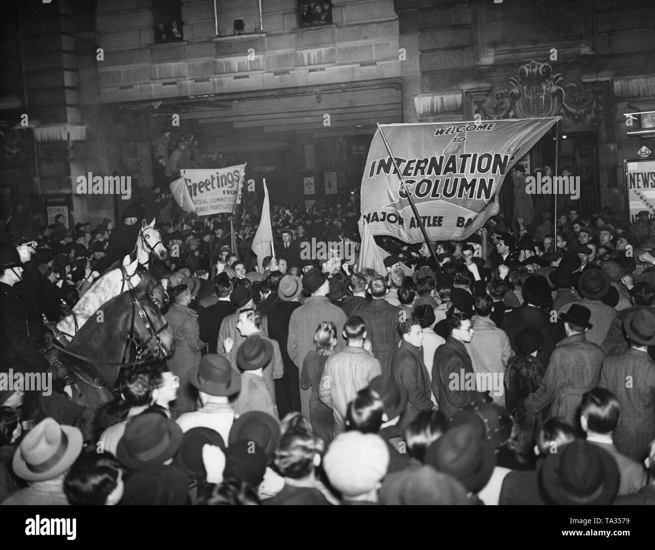Foto der Freiwilligen republikanischen Kämpfer, die von einer Menschenmenge mit Fahnen und Flaggen auf der Rückkehr aus dem Spanischen Bürgerkrieg vor der Victoria Station in London am 7. Dezember 1938 begrüßt werden. Die 400 Kämpfer der Internationalen Brigaden am Bahnhof von sozialistischen Beamten erhalten. Stockfoto