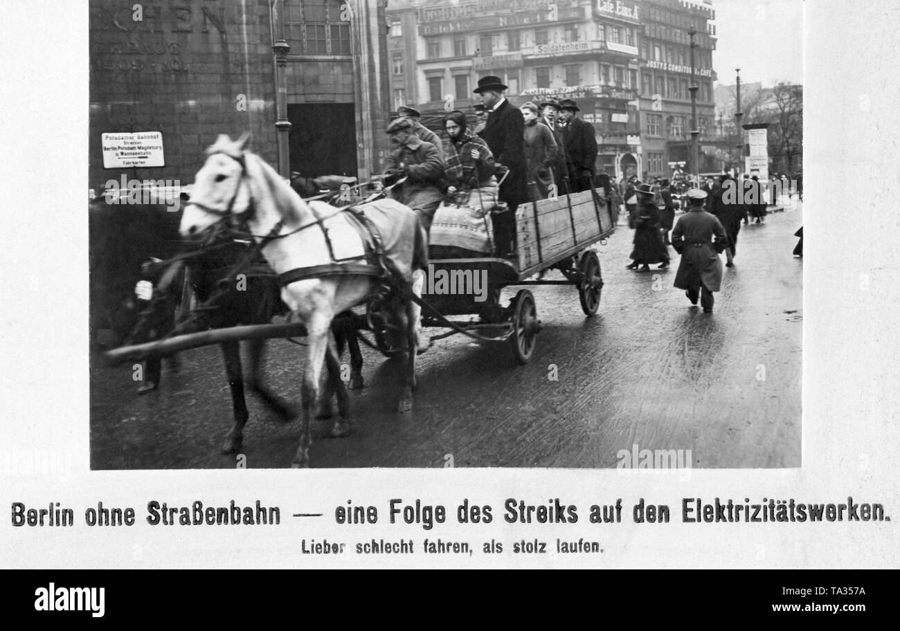 Eine Pferdekutsche Transporte Menschen anstelle von Bussen und Straßenbahnen. Während der Strom Streik, die Berliner wieder auf bewährte Methoden der Transport. Stockfoto