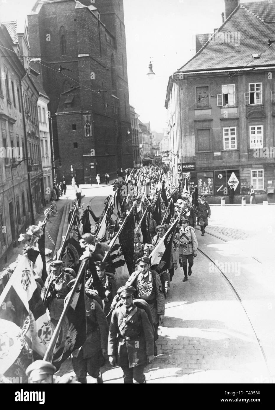 Mitglieder des Stahlhelm März in Breslau mit einer Flagge Parade. Stockfoto