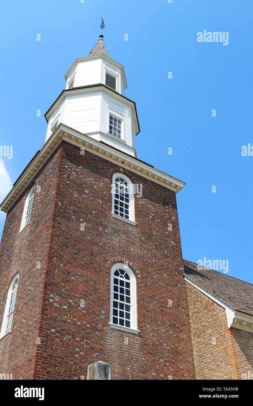 Bruton Parish Church in Colonial Williamsburg. Ein Turm von Gebäude im Kolonialstil Stockfoto