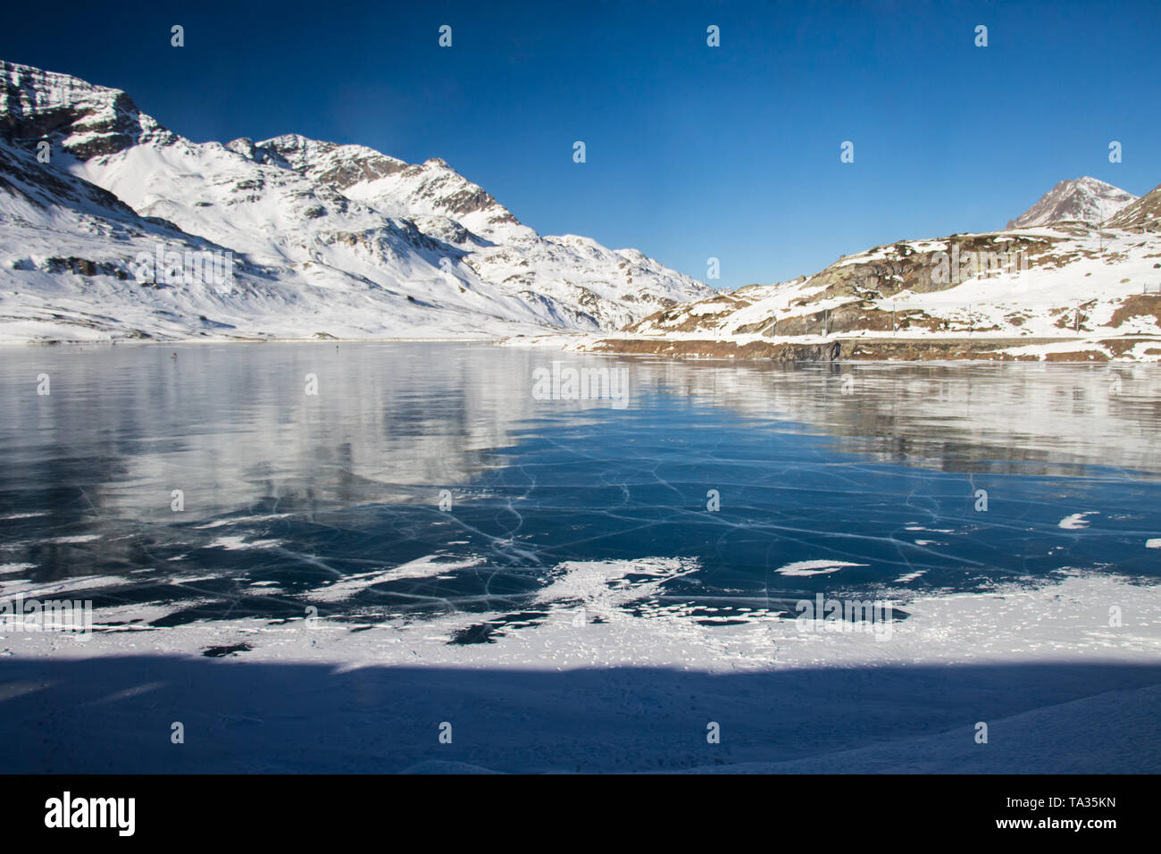 Black Ice auf einem zugefrorenen See am Berninapass Stockfoto
