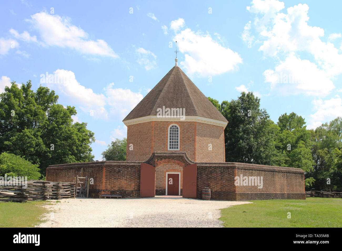 Die Frontansicht der Powder Magazine in Colonial Williamsburg, Virginia, USA Stockfoto