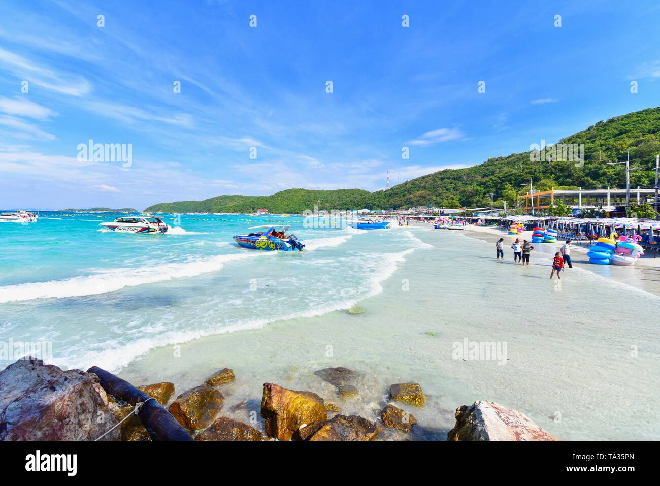 Touristische Schnellboote am türkisblauen Wasser der Insel Koh Larn in Pattaya. Stockfoto