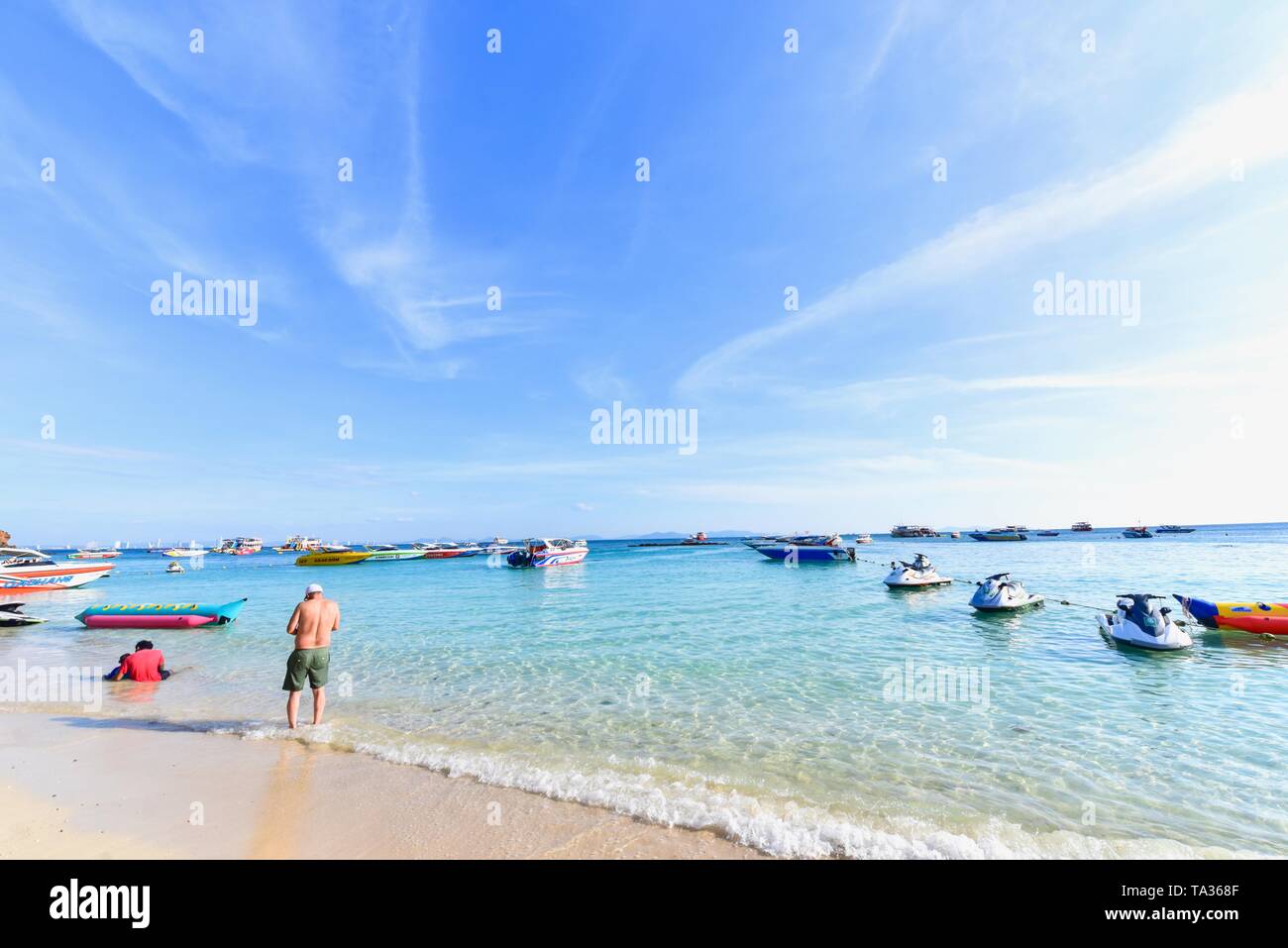Bunte Schnellboote am türkisblauen Wasser der Insel Koh Larn in Pattaya. Stockfoto